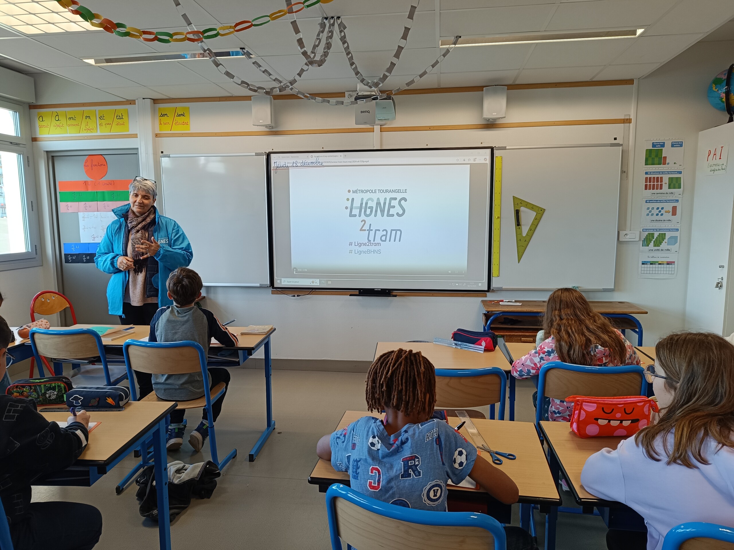 Auprès des classes de CM1-CM2 de l'école élémentaire Stéphane Pitard, à Tours, jeudi 18 décembre.